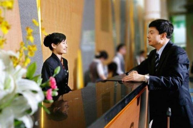 酒店前臺(tái)工資不高,為啥還有很多女孩愿意做?大堂經(jīng)理道出緣由